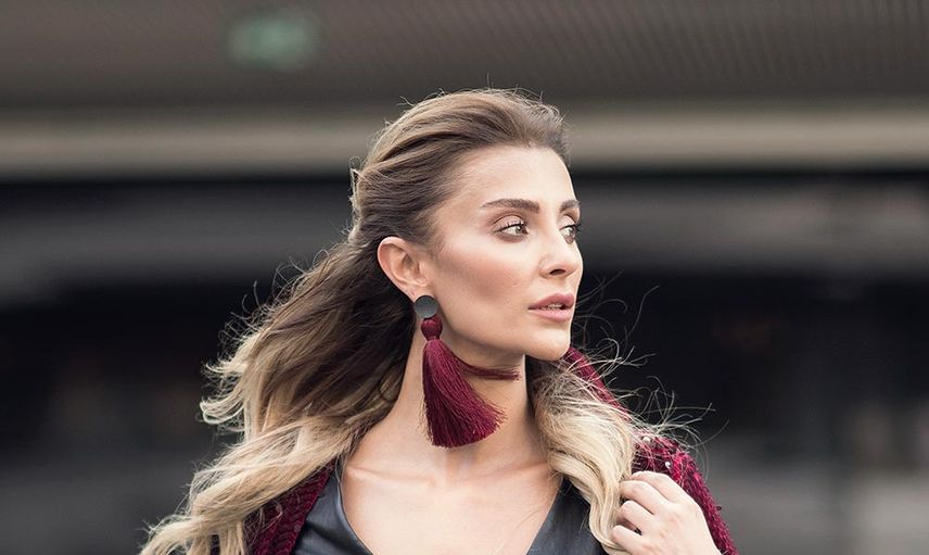 Özge Ulusoy Mekandan Koruma Eşliğinde Çıktı