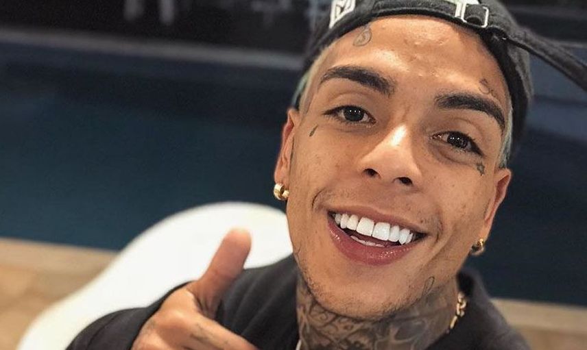 Ünlü Şarkıcı Basıldığını Sandı Balkondan Atladı