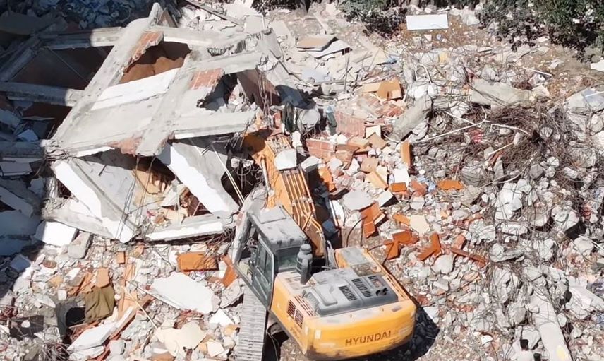 Küçükçekmece'de yıkım sırasında çökme: İş makinesi mucizeyle kurtuldu