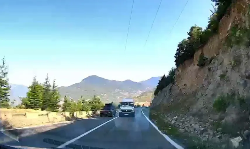 Artvin'de yolcu minibüsünün hatalı sollama anları kamerada görüntülendi
