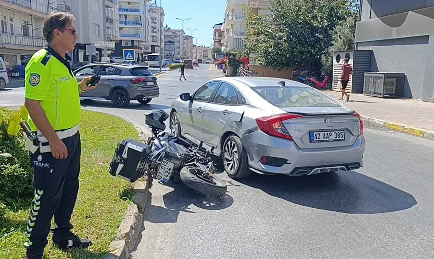 Manavgat'ta motosiklet otomobile çarparak kaza yaptı: 1 yaralı