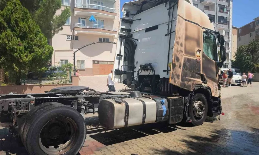 Tekirdağ’da çıkan ot yangını araçlara sıçrayarak hasara yol açtı