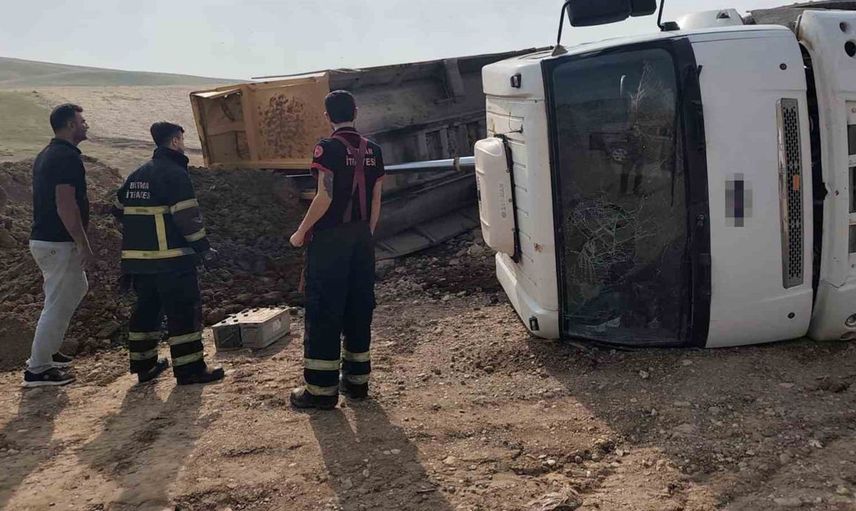 Batman'da kum yüklü kamyon devrildi, sürücü hastaneye kaldırıldı