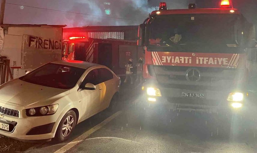 Esenyurt'ta tekstil atölyesindeki yangın alev alev yükseldi