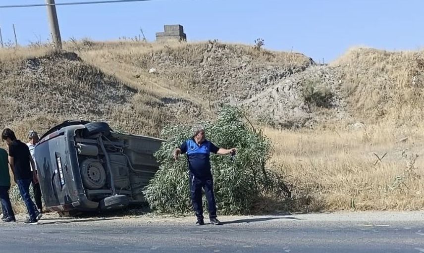 Patlayan lastik kazaya yol açtı: İki kişi yaralandı
