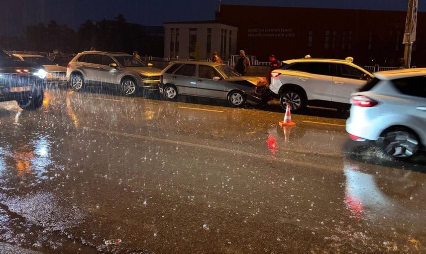 Erzincan'da sağanak yağış zincirleme trafik kazasına neden oldu