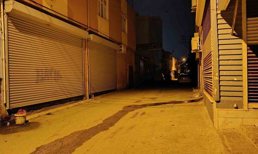 Adana'da sokak ortasında silahlı saldırıya uğrayan genç kadın hayatını kaybetti