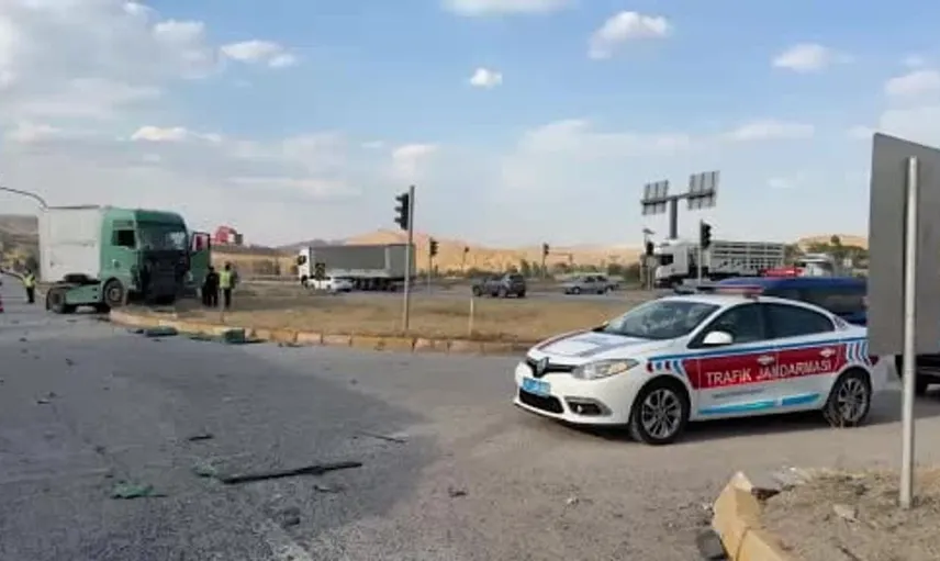 Kırıkkale'de trafik kazası: Yolcu otobüsü ve tırlar birbirine girdi