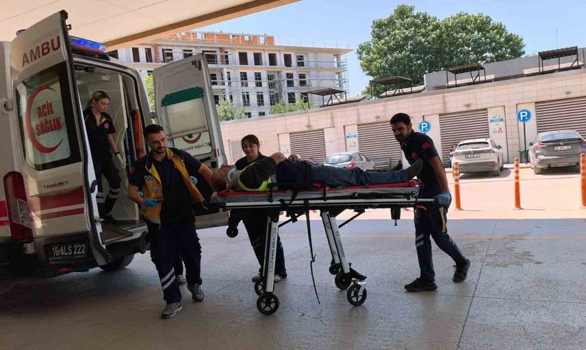 Bursa'da otomobil ile geri dönüşüm aracının çarpışması sonucu 1 kişi yaralandı