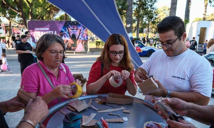 İzmir fuarına renk katan yarışma: Red Bull karton tekne etkinliği