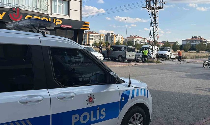 Konya'da servis aracı ve otomobil çarpıştı: Çocuklar da yaralı