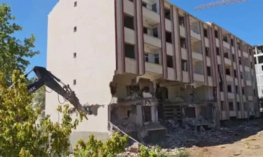 Elazığ’da kentsel dönüşümle yıkılan bina anında yere serildi