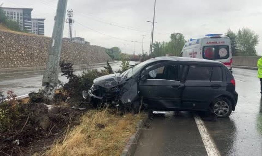 Kastamonu'da sağanak yağış sonrası otomobil refüjdeki direğe çarptı: 3 yaralı