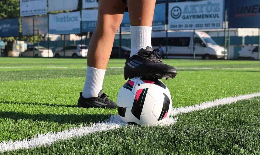 Harmanlıkspor sahasının zemini yenilendi ve ilk antrenman yapıldı