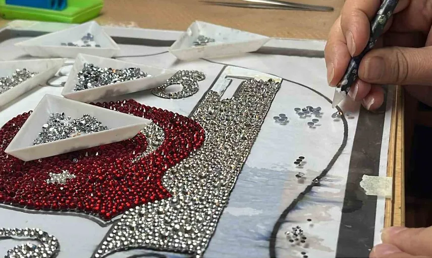 Küçük taşlarla büyük sanat: Çorum'dan kristal cam taşlarına ilgi