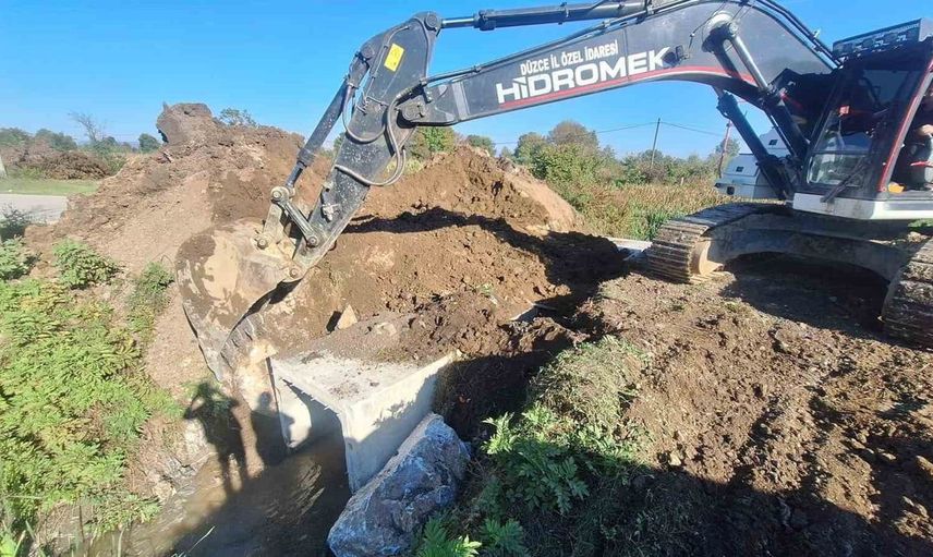 Düzce'nin Dikmeli köyünde altyapı güçlendirildi: 7 kutu menfez yerleştirildi
