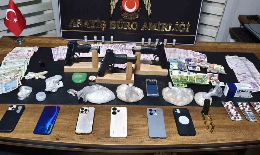İzmir'de uyuşturucu madde ve silah operasyonu: 5 kişi gözaltında