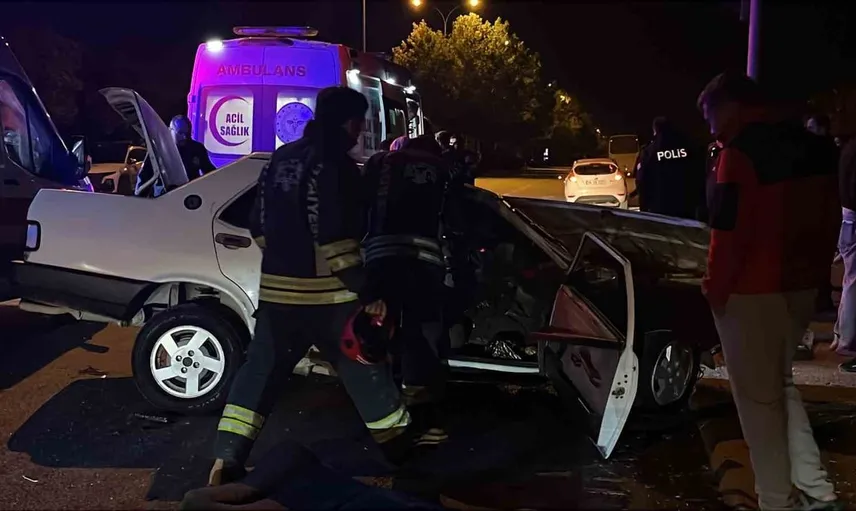 Konya'da gece yarısı yaşanan trafik kazasında 5 kişi yaralandı