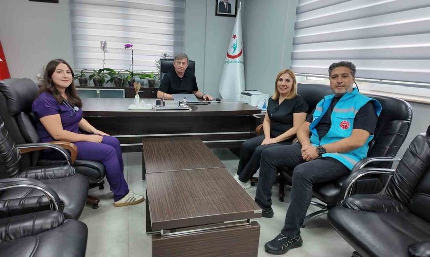 Gediz hastanesinde hemşire çiftin gururlu anı: Kızları hekim olarak atandı