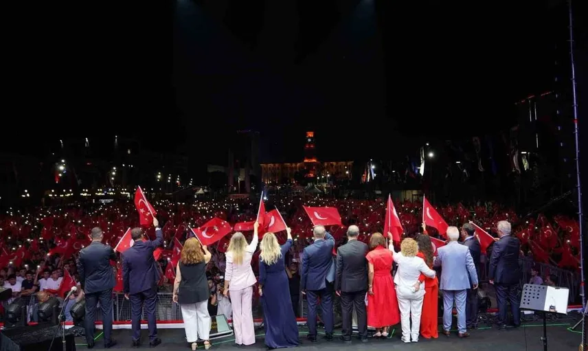 Büyükçekmece'de 30 Ağustos Zafer Bayramı'nın coşkusu: Cumhuriyet Meydanı açıldı