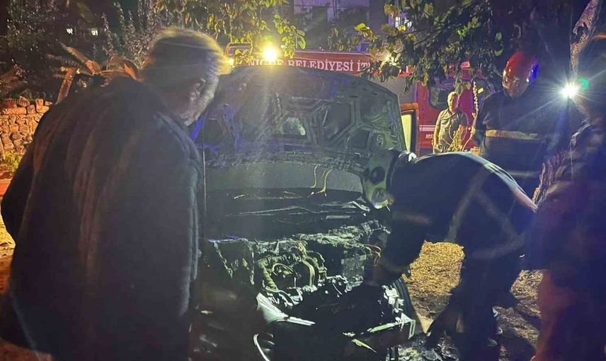 Niğde'de park halindeki otomobilde yangın paniği