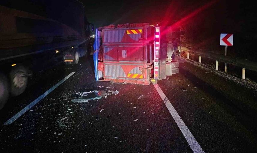 Bilecik'te tır, önündeki kamyona arkadan çarptı: Sürücü yaralanmadı