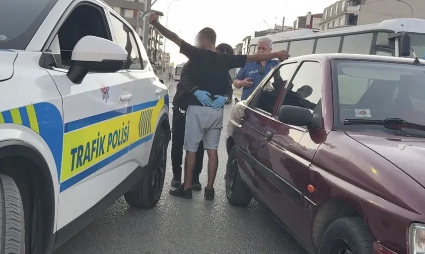 Polis, uykuya dalan 2 kişiyi zorla uyandırdı: Araçta 13 sentetik hap bulundu