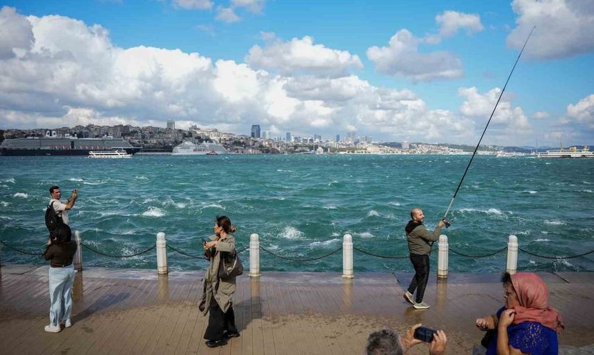 İstanbul Boğazı, yağışların ardından büyüleyici turkuaz rengine büründü