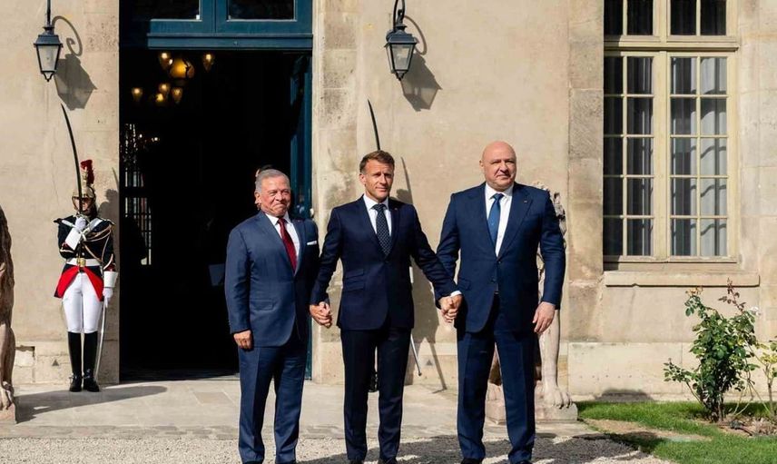 Macron, Aoun ve Abdullah Paris'te Lübnan için kritik bir toplantıda bir araya geldi
