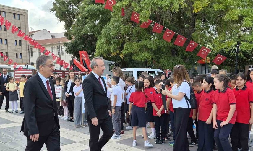 Eskişehir'de yeni eğitim yılı töreni: Veliler ve öğrenciler coşkulu anlar yaşadı
