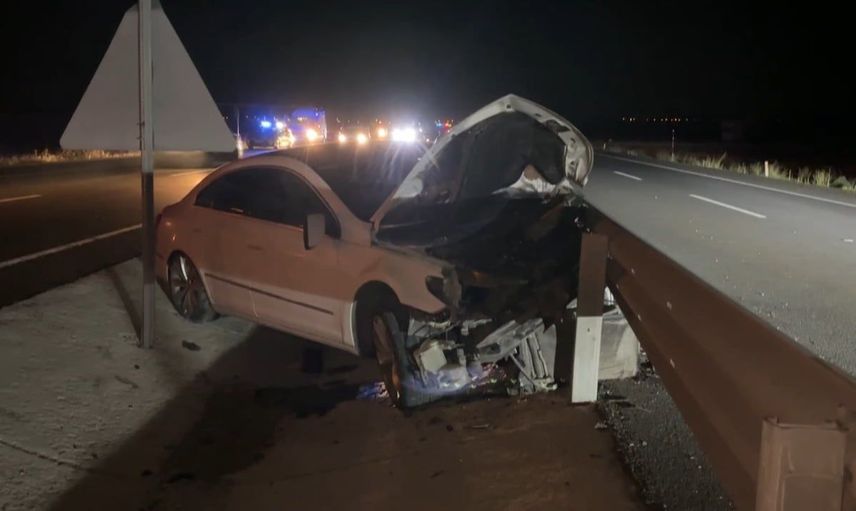 Aşırı süratle 2 aracı hurdaya çeviren sürücü olay yerinden kaçtı