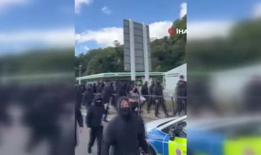 Dover'daki protestocular, limana giden yolları kapatarak trafiği felç etti