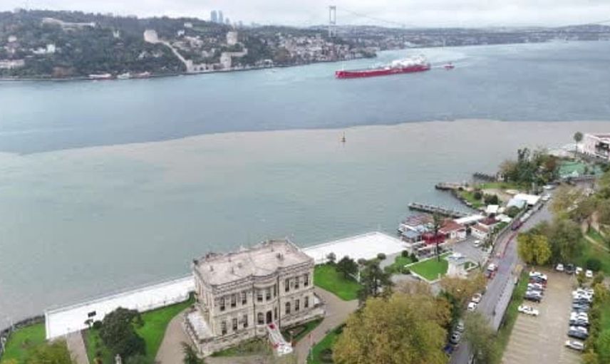 İstanbul Boğazı sağanak yağmur sonrası çamurla kaplandı