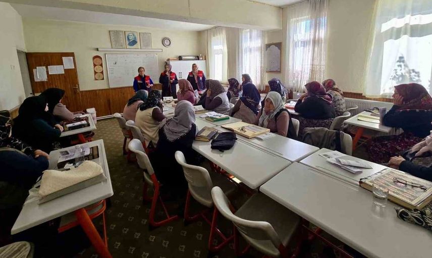 Kadın çiftçilere zoonoz hastalıklar hakkında bilgilendirme toplantısı düzenlendi