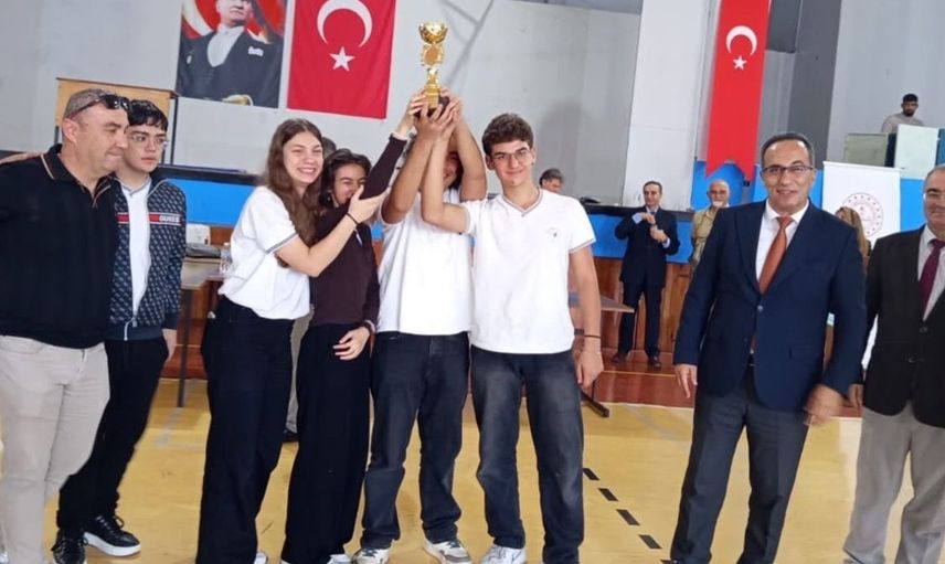 Efeler'de çevre bilinci yarışması heyecanı: Dereceye giren okullara ödüller verildi