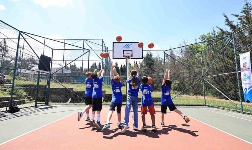 Sultangazi yaz spor okullarında gençler 24 branşta eğitim alıyor