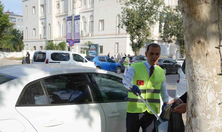Vali Taşolar temizlik seferberliğine katıldı: Eline fırça alarak şehirdeki çöplerle savaştı