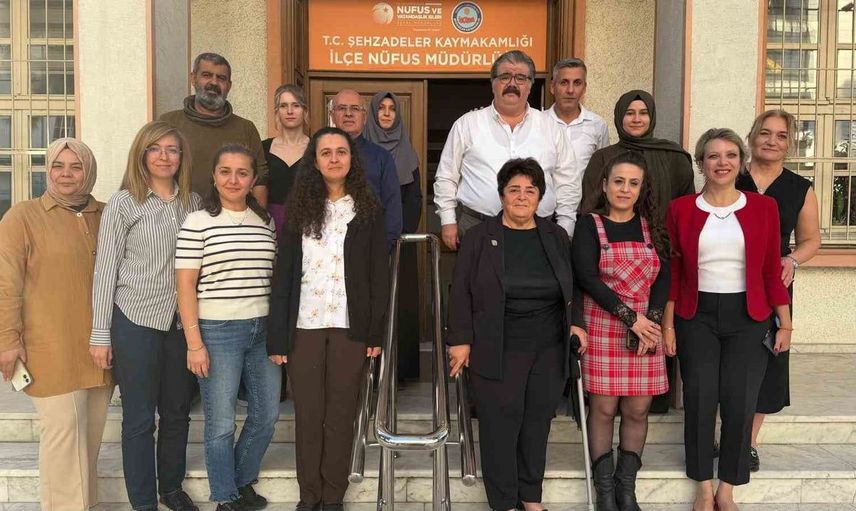 Manisa'da 45 yıllık kariyere duygusal veda