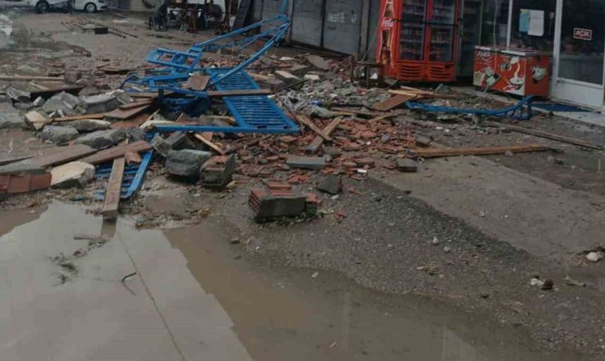 Bismil'de fırtına büyük hasara yol açtı: Minareler devrildi, çatılar yıkıldı