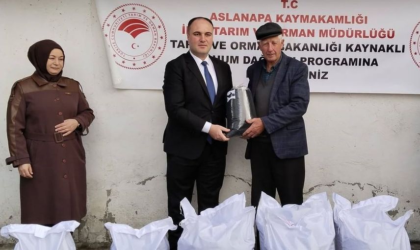 Aslanapa’da tarımsal üretime destek: 8 üreticiye çörekotu tohumu hibe ediliyor