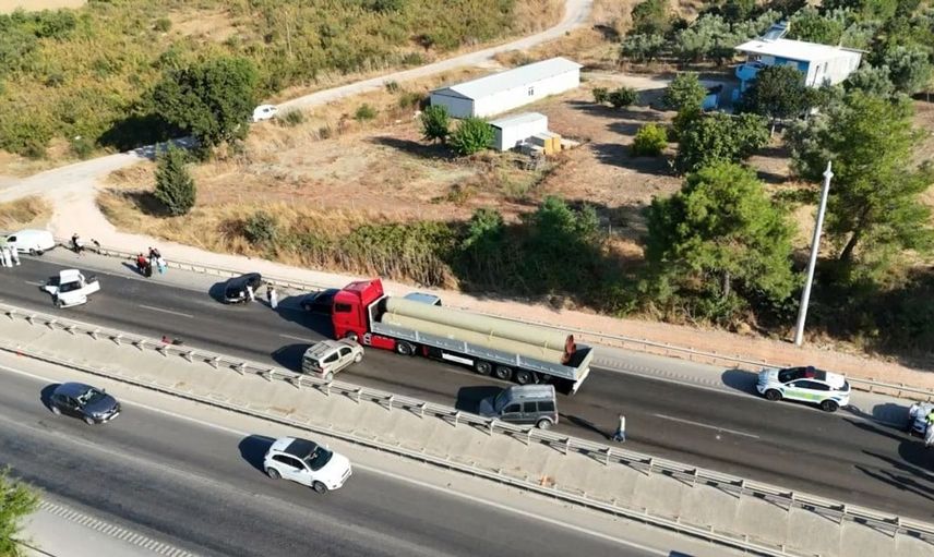 Bursa'da tırdan dökülen yakıt, kazalara neden oldu