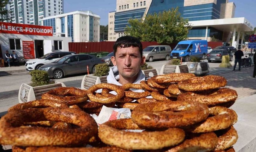 Simit tezgahında sınav için not bırakan genç, halkın cömertliğinden memnun