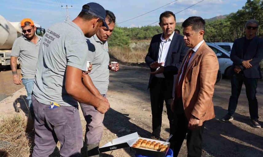 Marmaris'te başkan ünlü, çetibeli'ndeki yol çalışmalarını inceledi