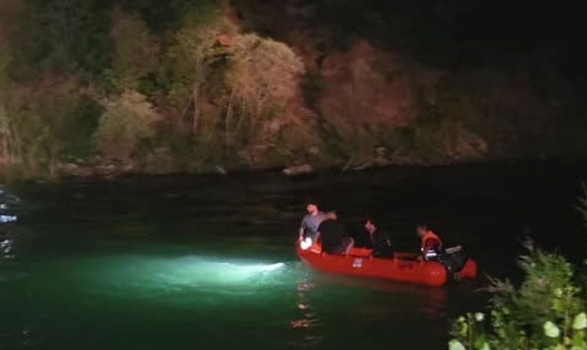 Tunceli'de Munzur Nehri'ne yuvarlanan araçtan atlayan kadın hayatını kaybetti