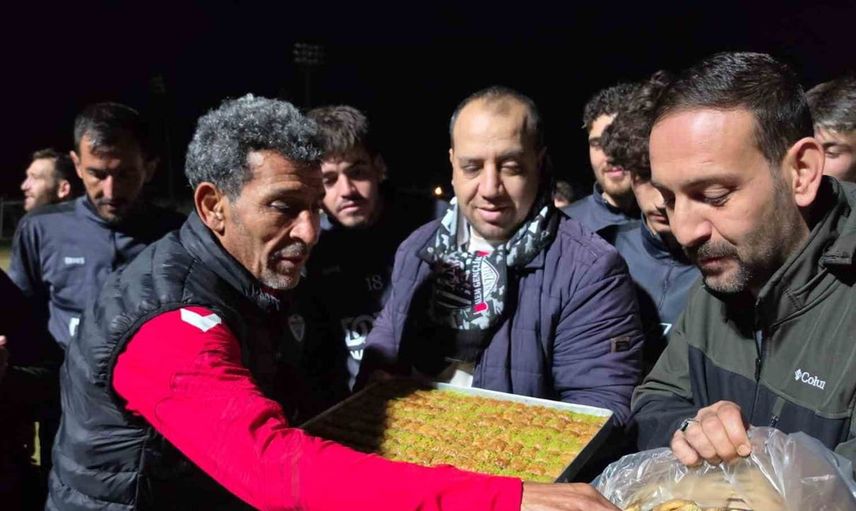 Nazilli Şehir Spor Kulübü'nün taraftarlarından oyunculara özel ikram