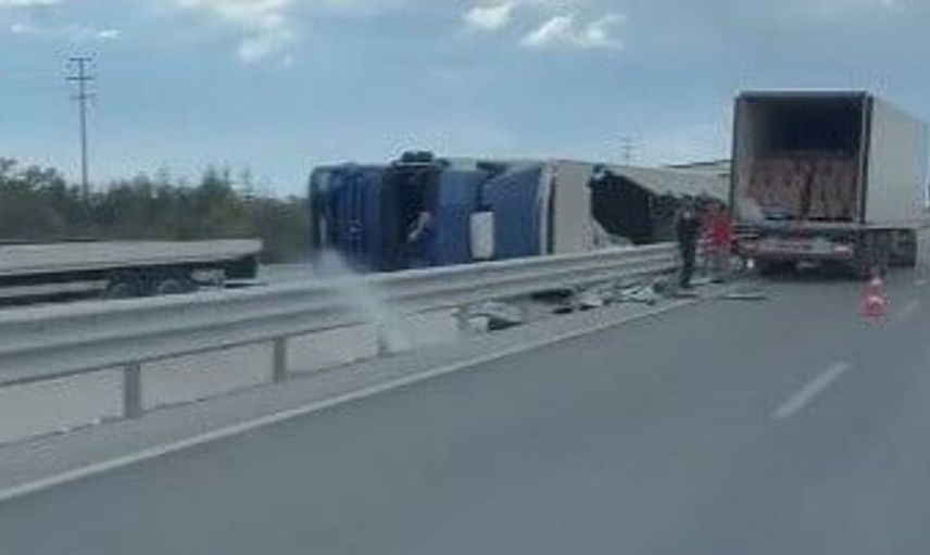 Konya'da devrilen tırın yükü yola saçıldı