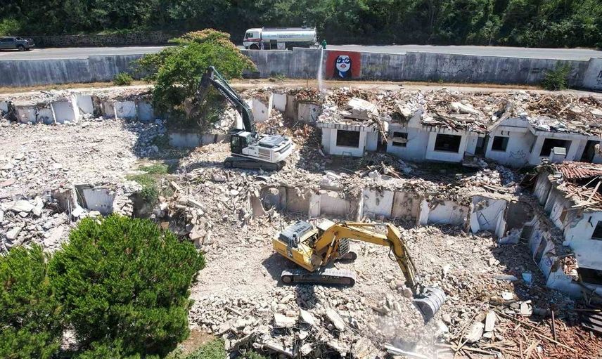 Beykoz'daki metruk otel yıkılıyor, yerine gençlik kampı yapılması planlanıyor
