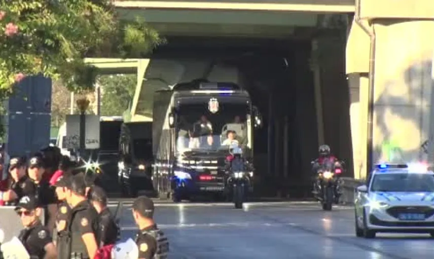 Beşiktaş derbi için Fenerbahçe stadyumuna ulaştı