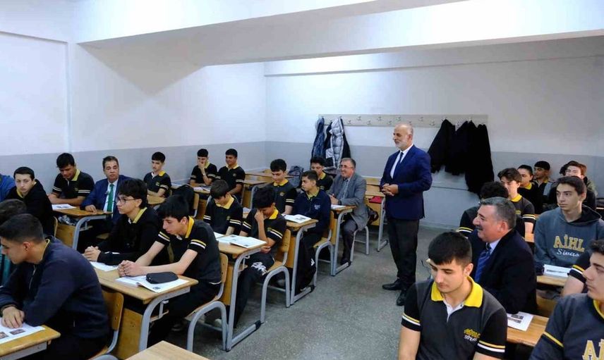 Rektör olarak mezun olduğu okula geri dönen Prof. Dr. Ahmet Şengönül, gençlere ilham verdi