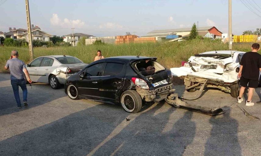 Antalya'da dört araçlı zincirleme kaza: 6'sı turist 7 yaralı